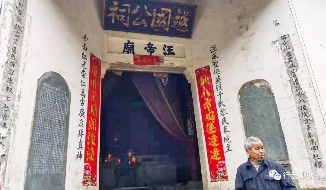 明朝兵部尚书潘珍退休回家后,还把皇帝赐与的半副銮驾献给汪公像坐上