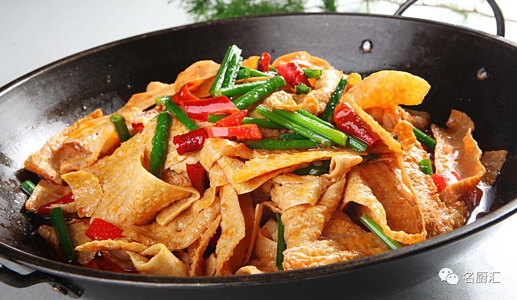 豆皮有良好的吸附性,要想使其入味,必须使用鲜味浓郁的高汤调味,使