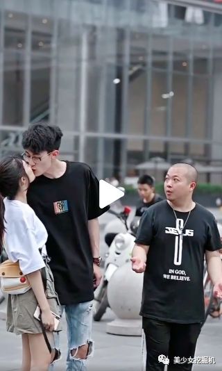 潘南奎尬舞,草莓青敬咖啡,油头男子当街作法,谁才是土味街拍?