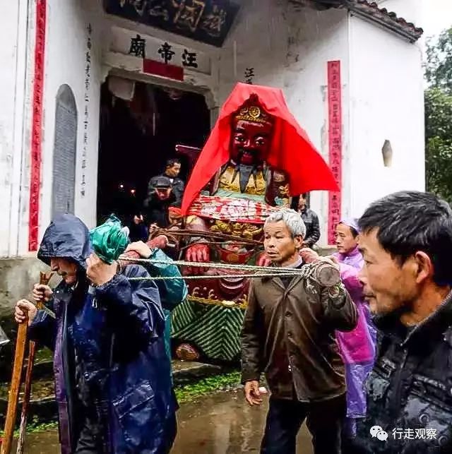 明朝兵部尚书潘珍退休回家后,还把皇帝赐与的半副銮驾献给汪公像坐上