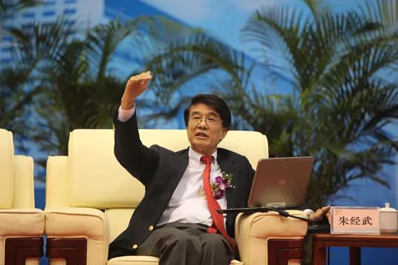 在我校20周年校庆的讲坛上,朱经武院士围绕"科学·艺术·人生"这一