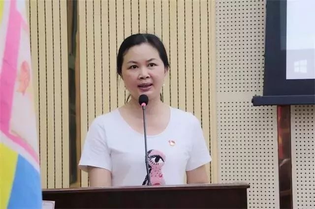 广州大学附属中学副校长黄翠婉向同学们致出征词,期