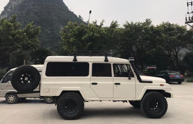 首台加长版北汽战旗角斗士来了外形霸气不输悍马h1配30t动力