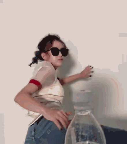 现在很火的瓶盖挑战,周杰伦八年前就玩过,一直走在潮流前沿!