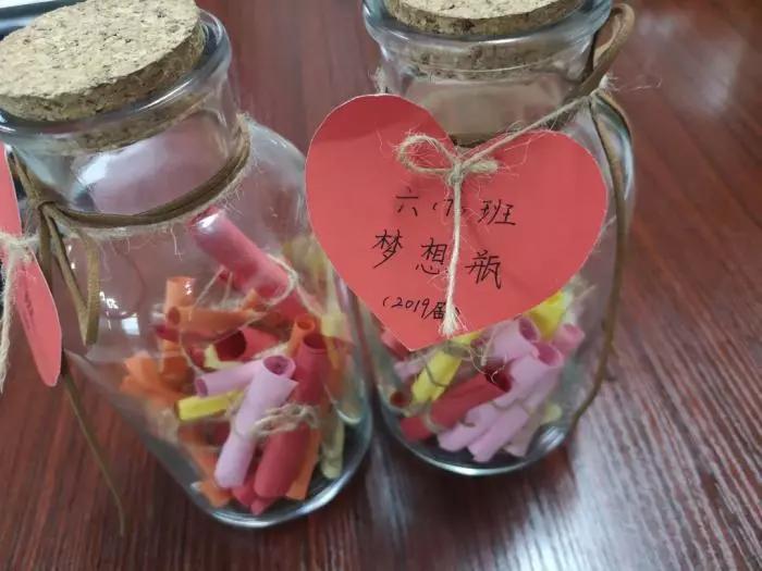 同学在老师和同窗的见证下,书写自己的梦想并郑重地将它们放进梦想瓶