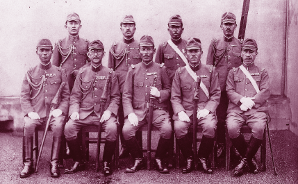 1/ 12 日军第一一四师团师团长末松茂治(右)和第六师团师团长谷寿夫在