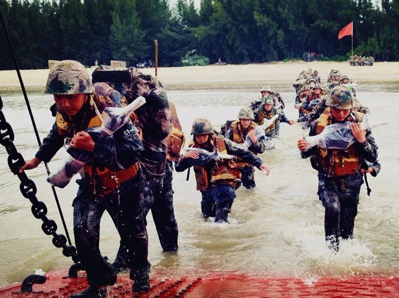 海训将士:人人后背盛开"光荣花"