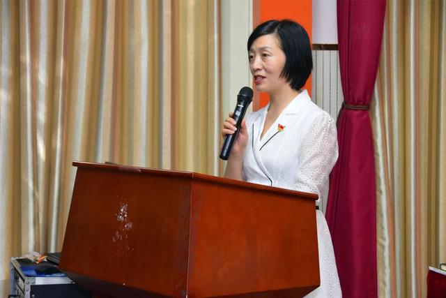 黄海燕校长作《学校工作报告》,她从学校管理,师德建设,德育成效,教学