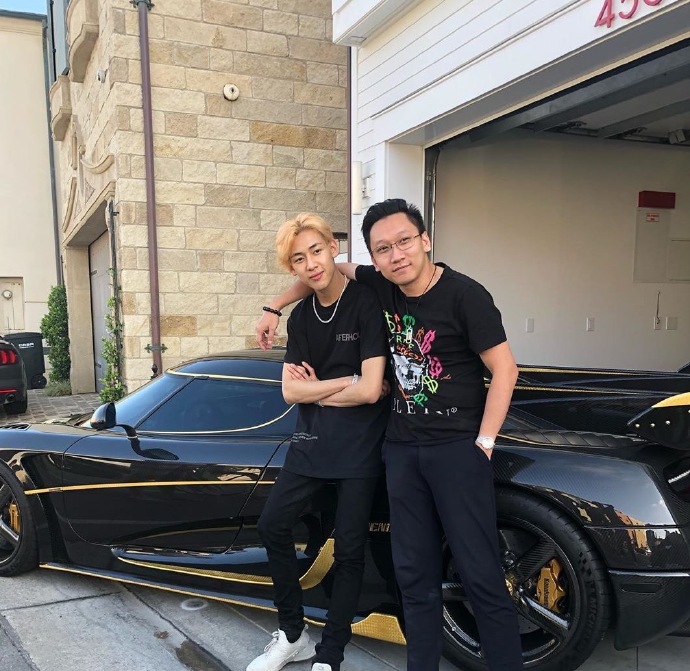 la街头豪车配帅哥车模bambam可谓是过足了瘾