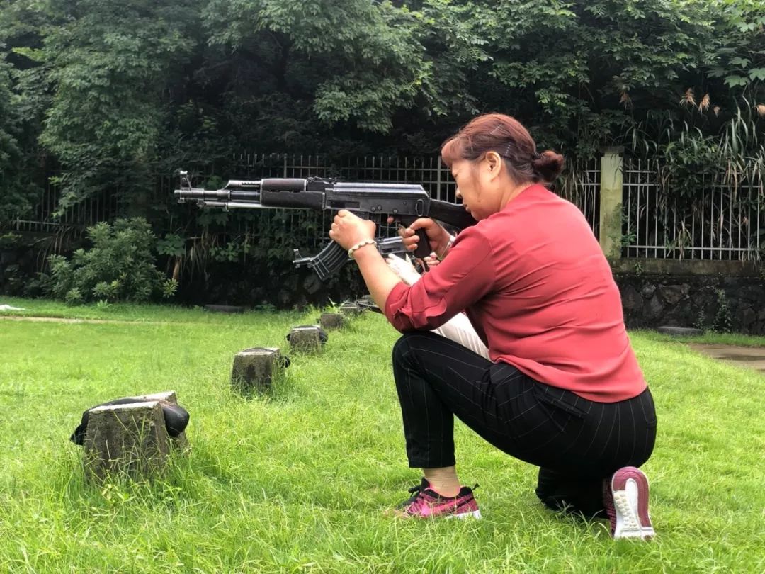 速来围观千鹤女民兵展英姿谁说女子不如男