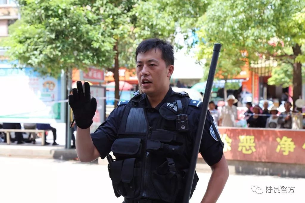 陆良客运站门口的一幕