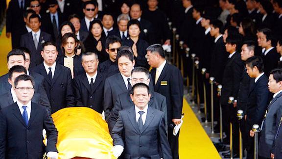 他生前呼风唤雨死后万人送行向华强都不敢怠慢
