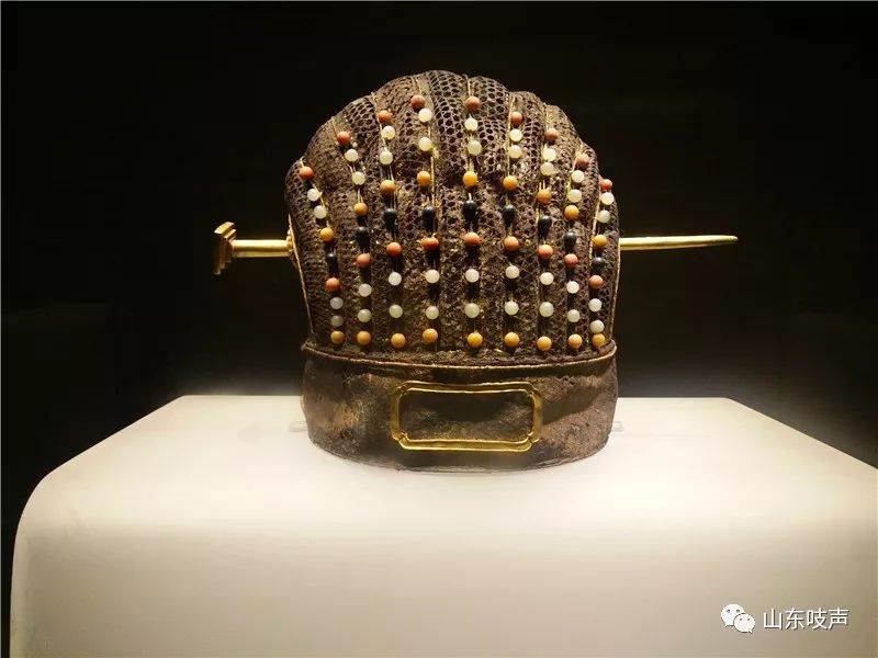 九制皮弁.高21厘米,横宽31厘米,冠筒径17.5厘米.镶宝石金带饰.