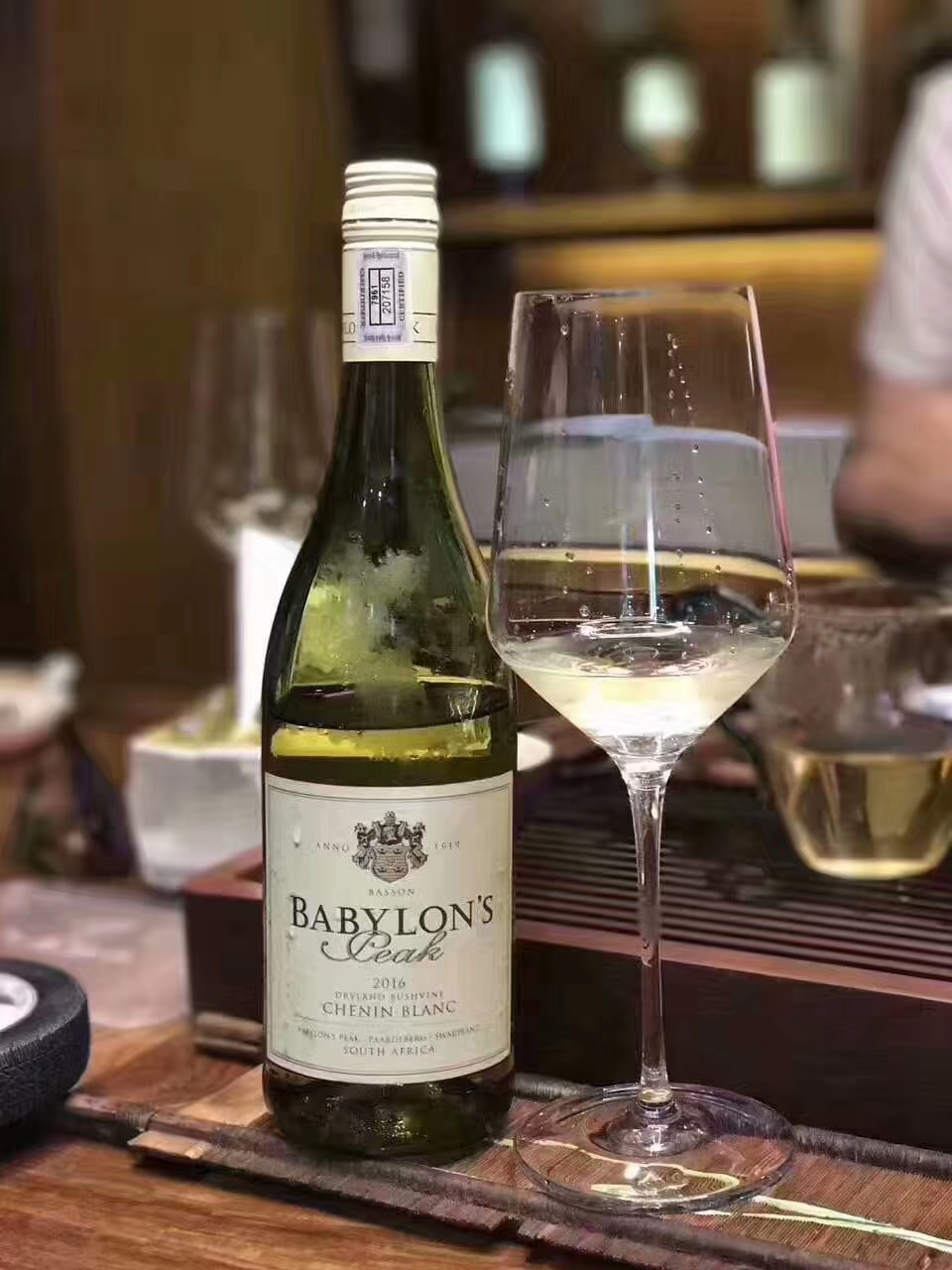 吃生蚝搭配什么葡萄酒干白葡萄酒是个不错的选择