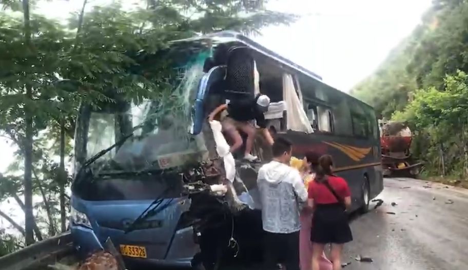 恐怖!桂林突發車禍,大巴車和油罐車相撞!現場慘烈.