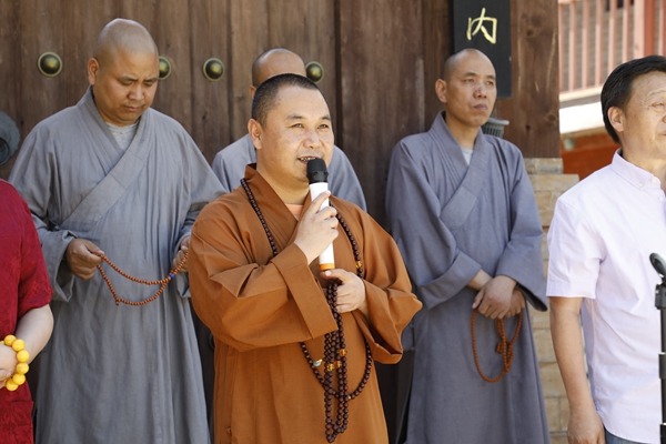 宽昌法师宣布展览开幕大家步入展区参观展览,宽昌法师和刘力农居士还