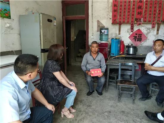 覃菲到松烟镇走访慰问困难党员离任村干