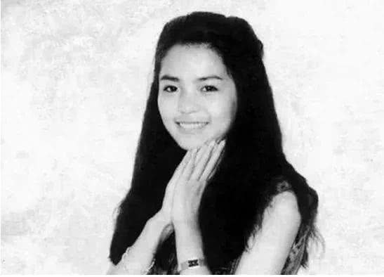 央视主持朱迅年轻时旧照曝光!曾出演电影《摇滚青年》青涩可人!