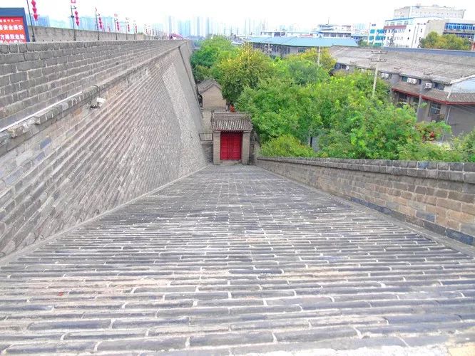 古城记忆 | 城墙上的登城马道和普通楼梯有什么不同?