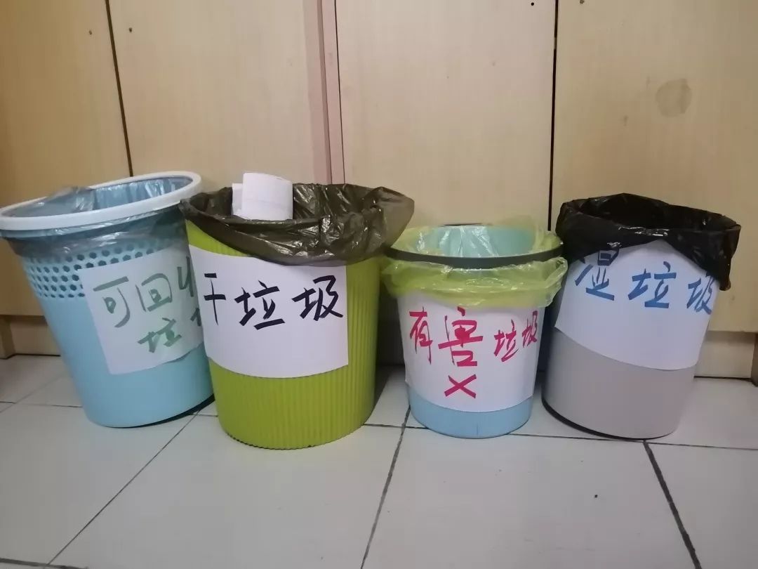 同学们在宿舍里准备了三个或四个垃圾桶,来进行垃圾分类.