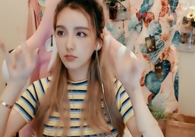 rita直播表演舞技用电竞椅当道具网友建议点开浏览器