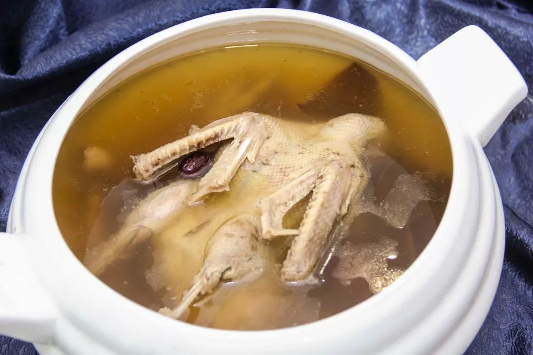 吃起来味道十分浓郁原只水鸭炖出来的汤非常浓郁,回甘悠长汤里还加入