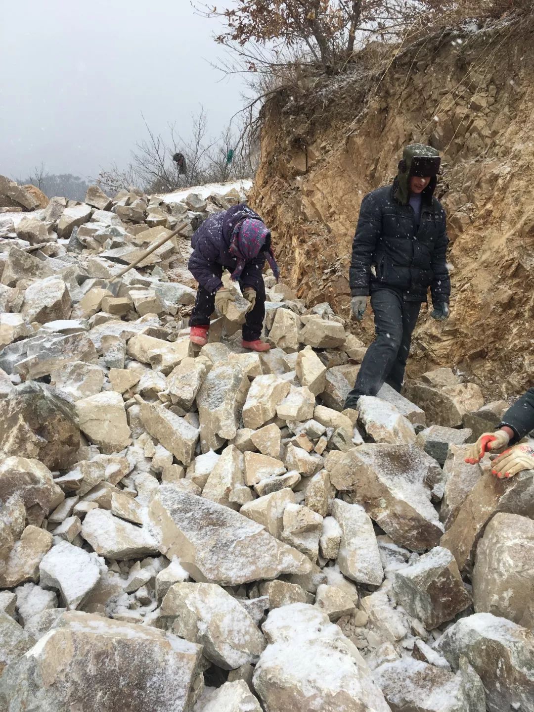 振兴衣家村劈开山路巾帼红拼冲在前
