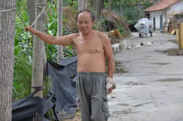 多地启动赤膊光膀整治行动光膀子一时爽却可能会被罚款