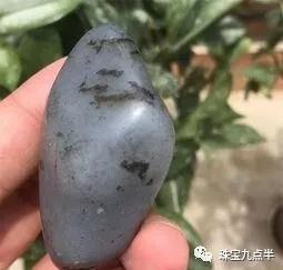 和田玉知識：細節圖放大，詳解油庫料和青花、點墨青花的區別.