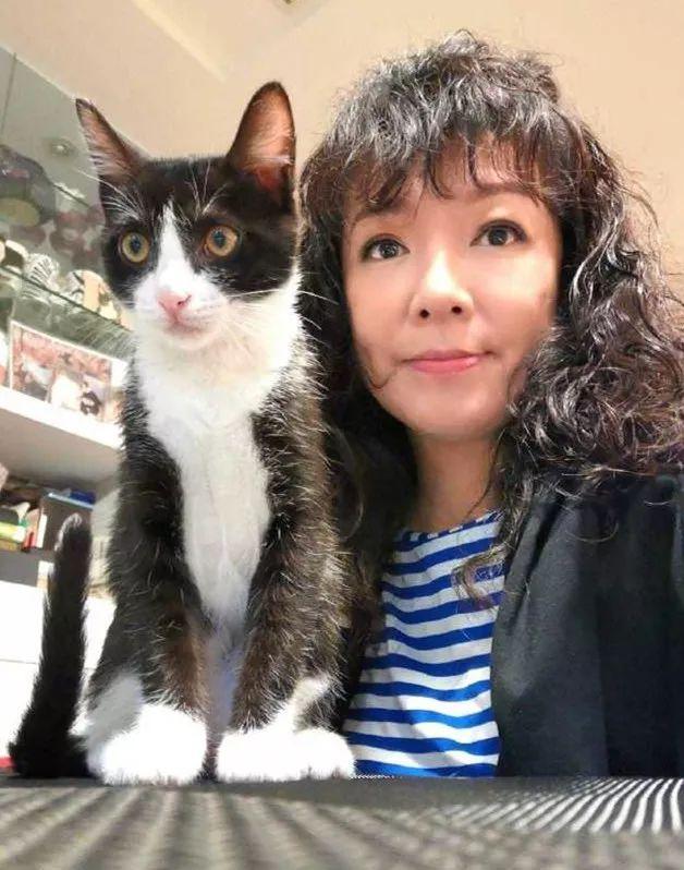 她唱红《最浪漫的事》,却因离婚罹患抑郁症,如今52岁依然单身_赵咏华