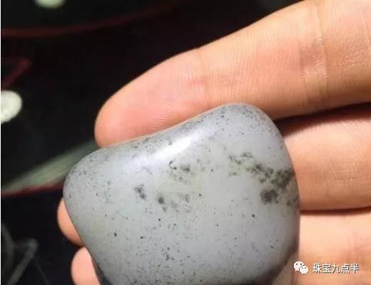 和田玉知識：細節圖放大，詳解油庫料和青花、點墨青花的區別.