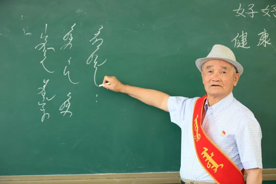 【资讯】巴拉奇如德小学表彰退休老教师