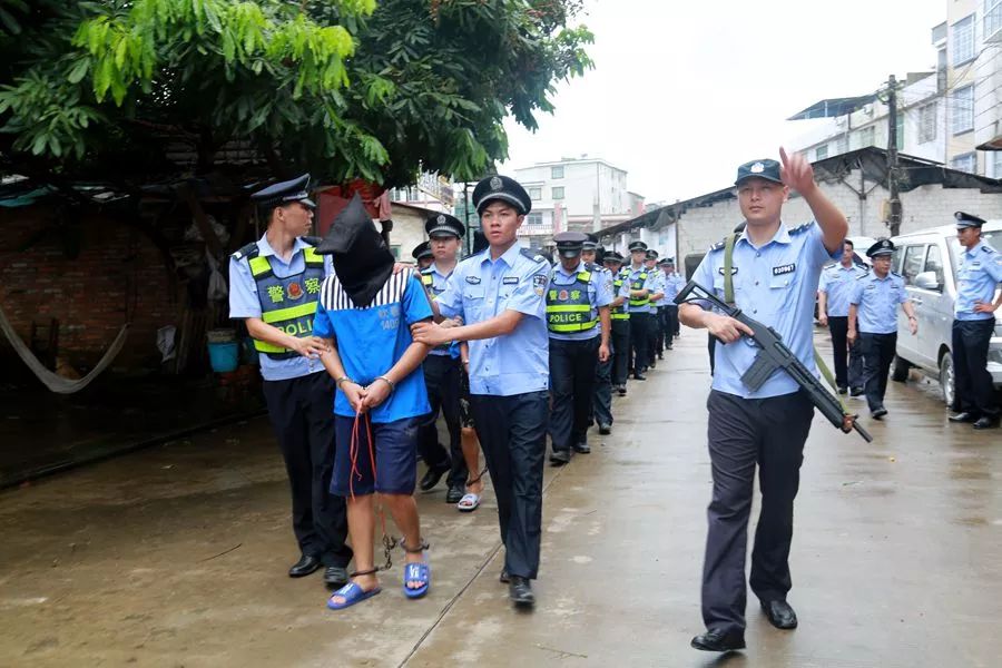 大场面乡镇敲诈勒索上百名货车司机的涉恶团伙被端押解现场震撼人心