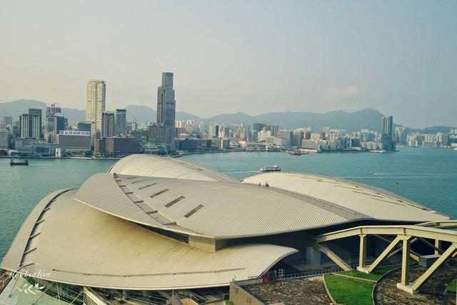 在香港國際會展中心旁邊就是香港的商業街銅鑼灣和中環,想要在香港