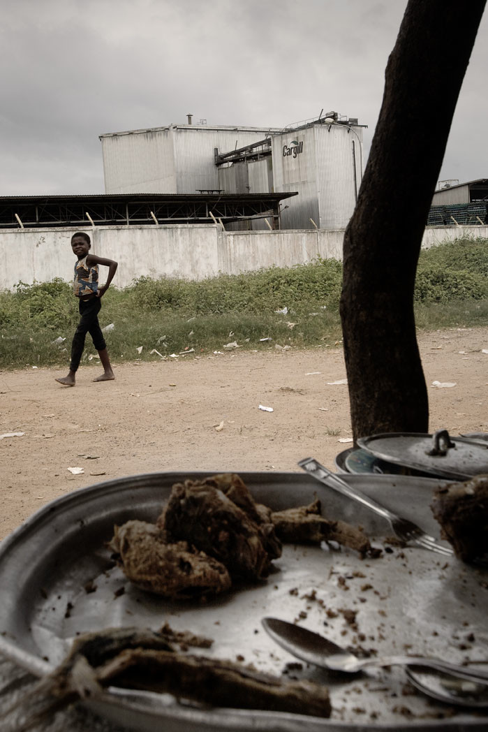 这群小孩被父母用几包大米卖出如今却要在农场工作到死