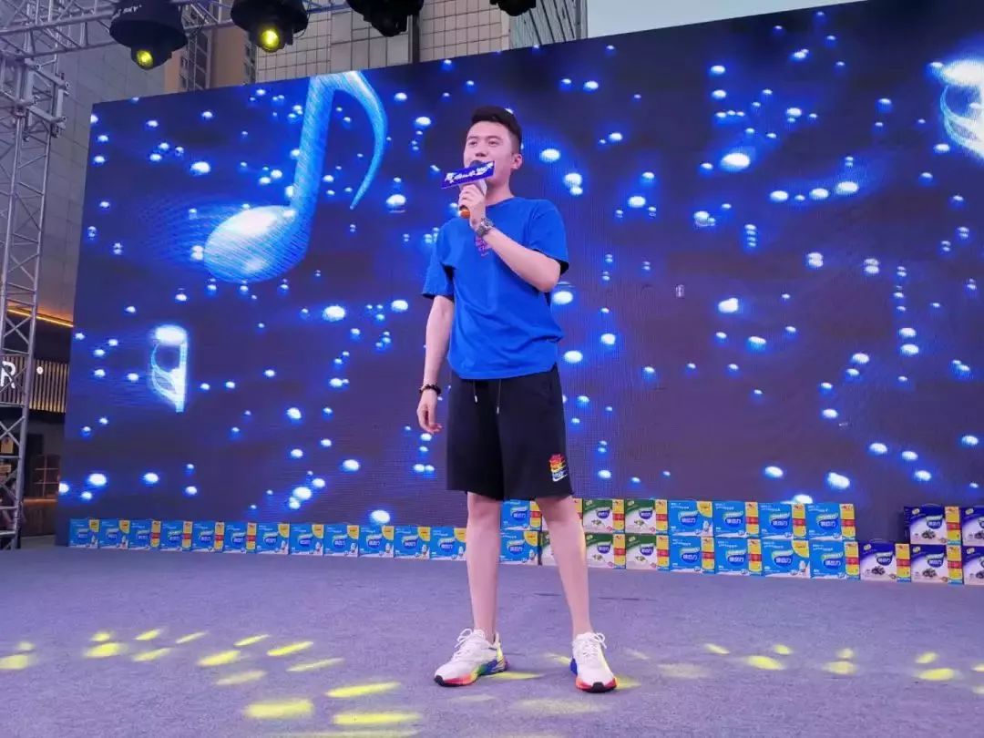 主持人刘锦江一首《光阴的故事》带你回到过去精彩歌曲大串烧时间还早