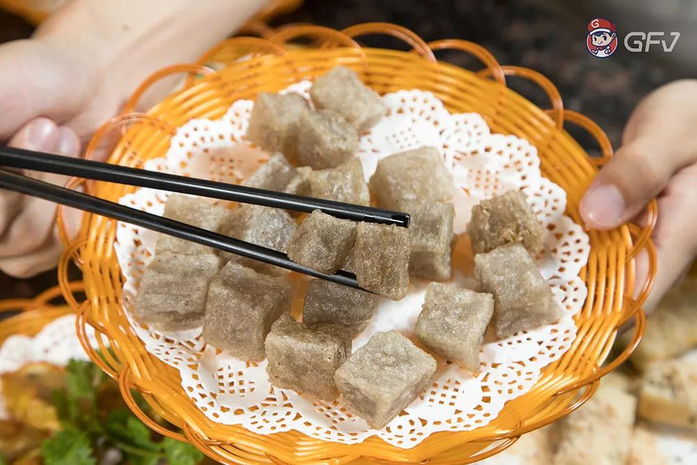 之前在潮汕旅游吃过的"薯粉豆干",这里也有喔,可以蘸上五香盐水跟甜