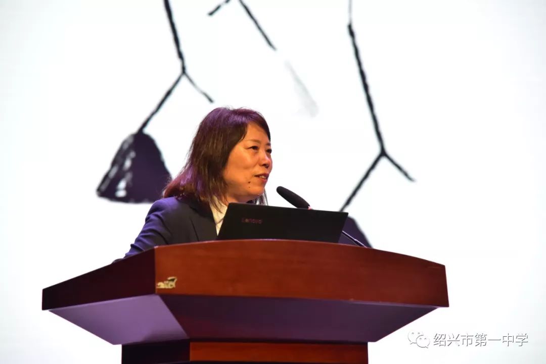 朱雯对全体高一新生家长表示热烈的欢迎.