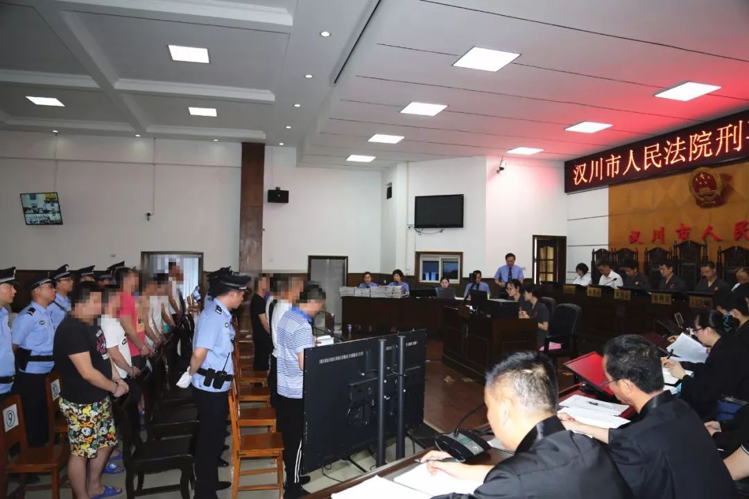 昨日汉川庙头王某平等16人涉黑在汉川法院开庭审理