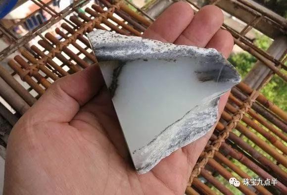 和田玉知識：細節圖放大，詳解油庫料和青花、點墨青花的區別.