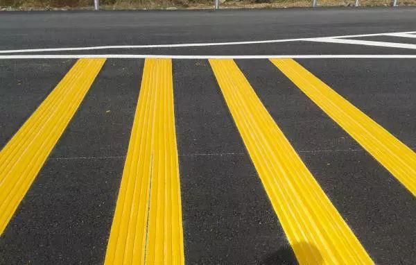 别急,我们先来认识道路上常见的减速带类型,然后对症下药,一一攻破.