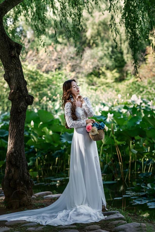 人像摄影:荷塘花开,女人美如花_美景