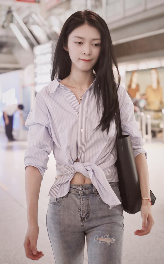 竖直条纹能起到一定的显瘦效果,衣摆直接扎结秀出纤细小蛮腰,马甲线