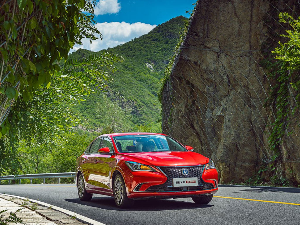 试驾长安逸动蓝鲸版和飞机跑的一样快百公里油耗只有49l