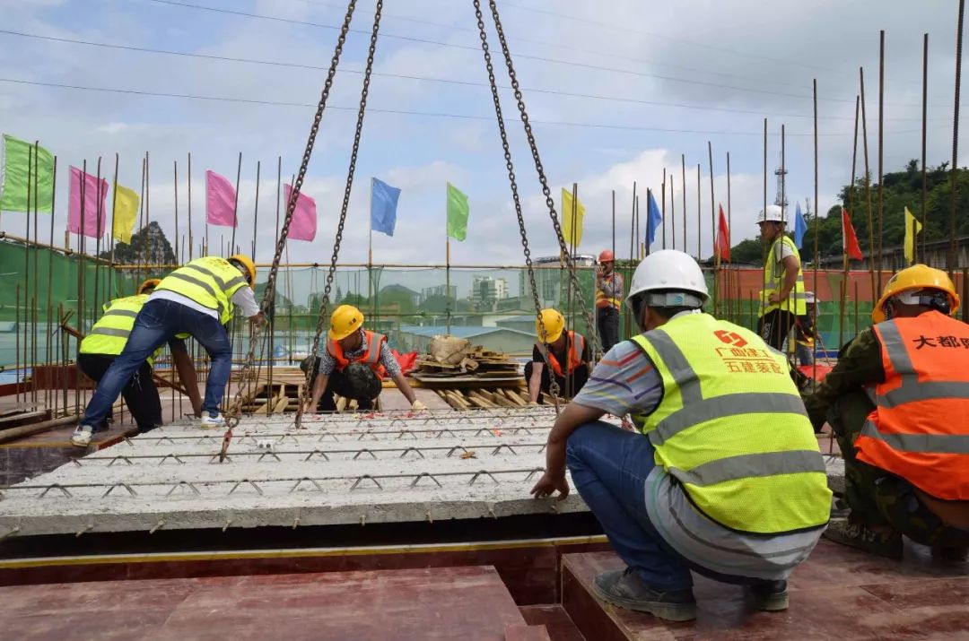 一线风采公司大都熙园项目举行首批pc构件吊装仪式