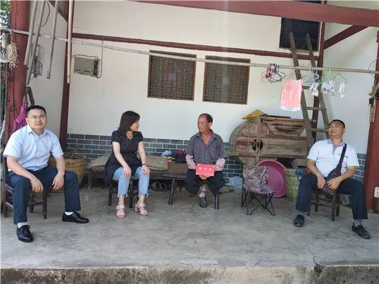 覃菲到松烟镇走访慰问困难党员离任村干