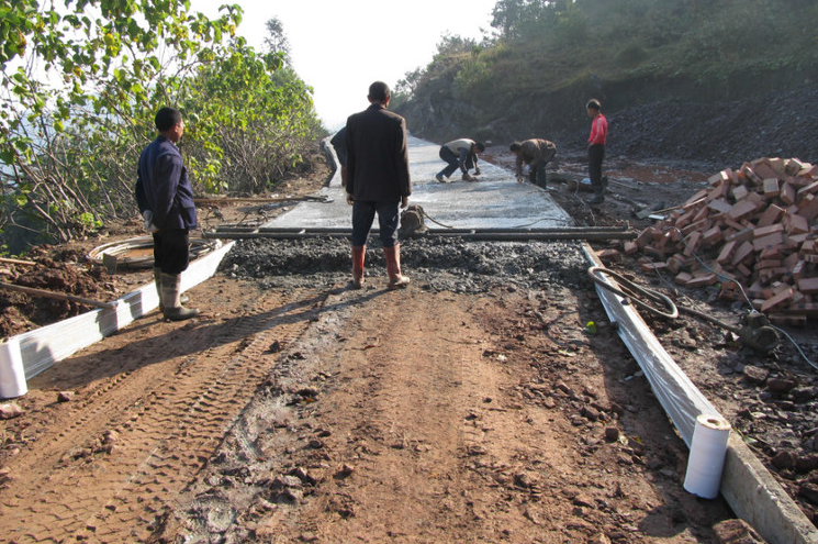 为什么宁愿用成本高的沥青铺路也不用混泥土呢原因很简单
