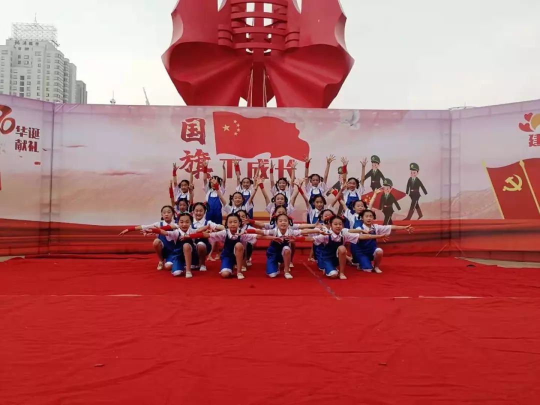 国旗下成长临沂市青少年爱国主义教育活动第二期在人民广场举行