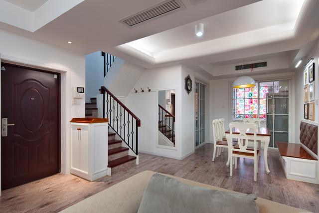 28万装修130平复式楼新房,有人说土,有人说美,你觉得呢?