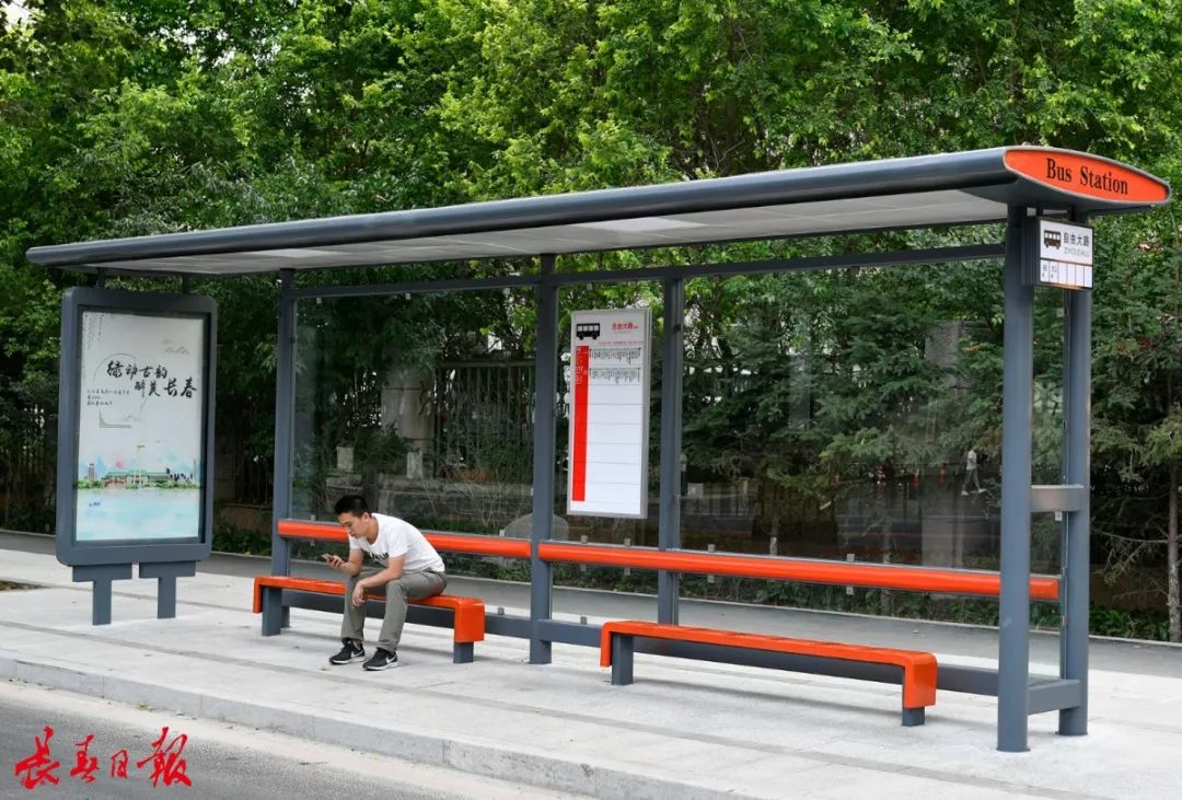 根据长春寒地气候特点,借鉴国外候车亭成熟设计,在长春有条件的街路将